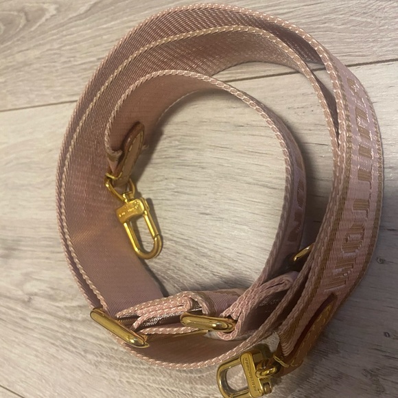 LV Multi-Pochette Accessoires Pink Strap - Picture 7 of 10
